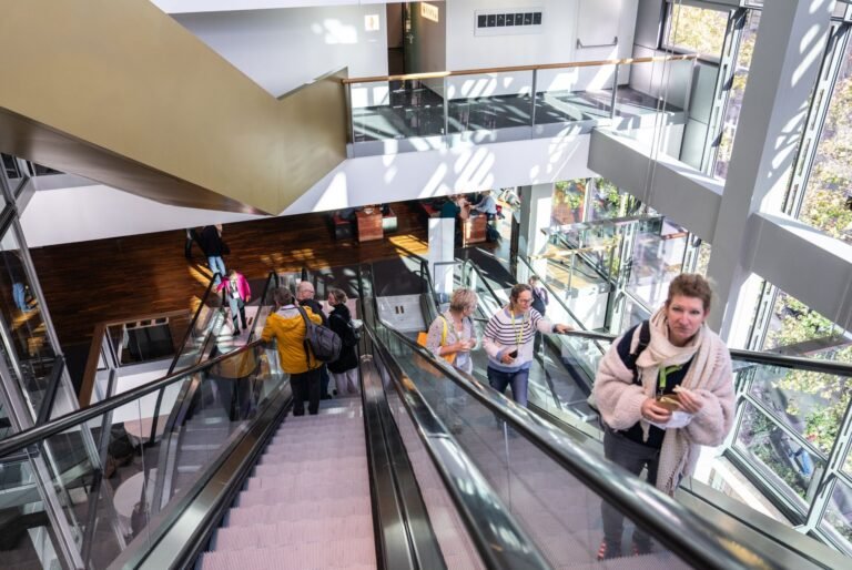 Kongressteilnehmer auf der Rolltreppe im Congress Center
