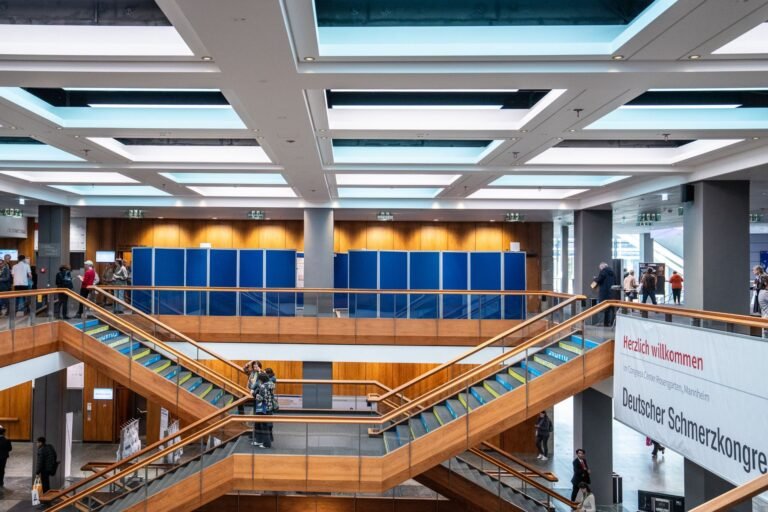 Treppenhaus und Postergalerie beim Deutschen Schmerzkongress