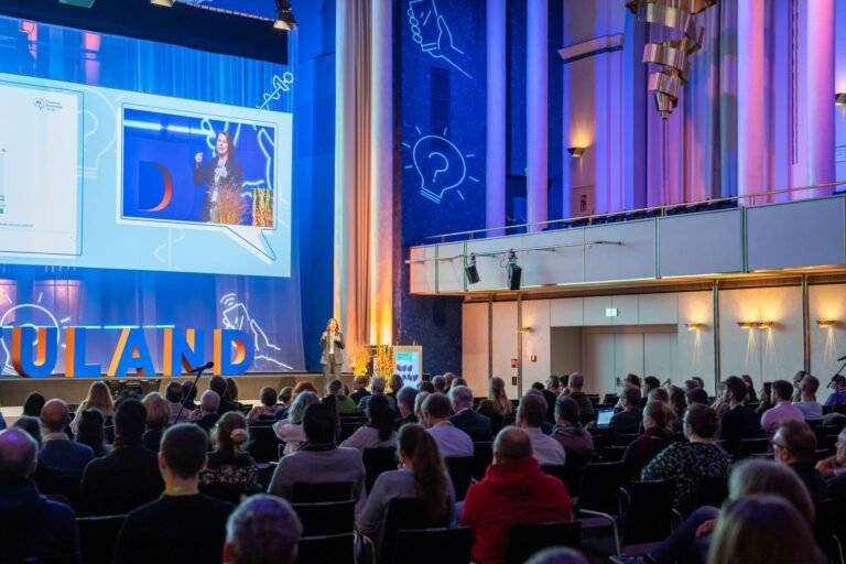 Keynote auf der Hauptbühne mit NEULAND-Bühnenbild und Publikum