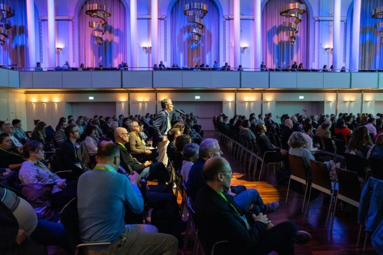 Wortmeldung aus dem Publikum im vollen Kongresssaal