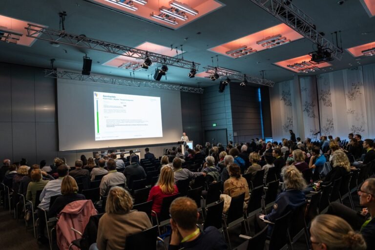 Vortrag im Seminarraum vor vollem Publikum